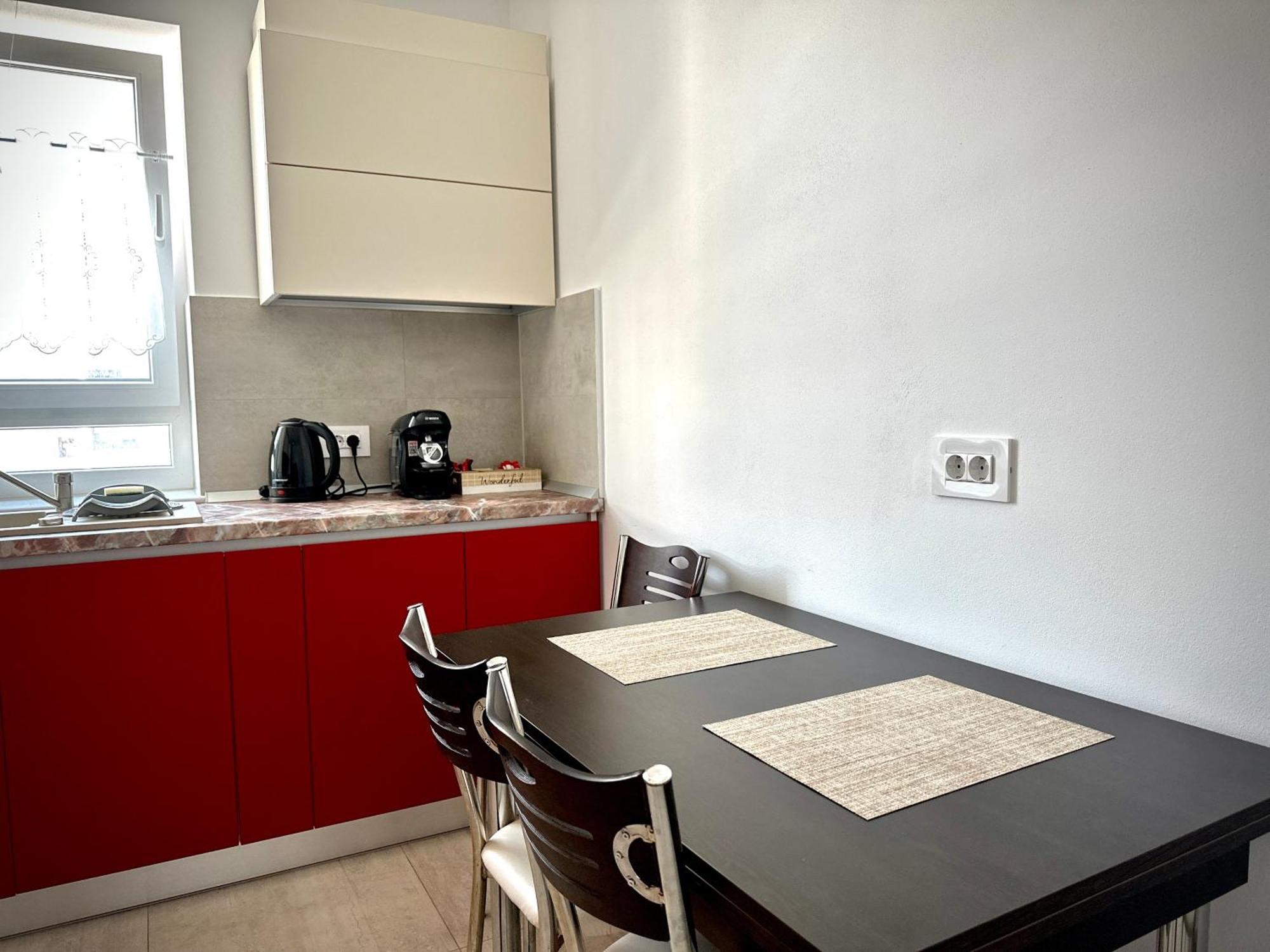 4Friendscoresibrasov Red Exterior foto